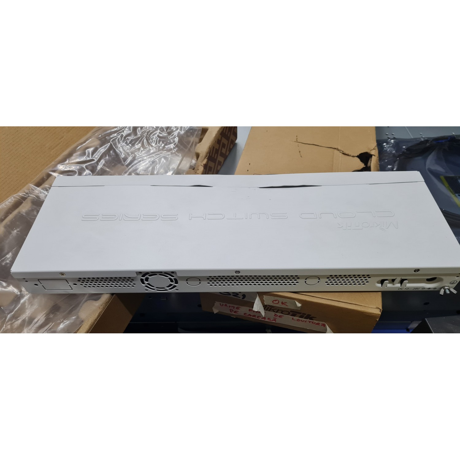 Switch nou MikroTik CSS326-24G-2S+RM 24porturi Gigabit si 2 porturi SFP+ GRAD A- (carcasa lovita ) Switch-uri