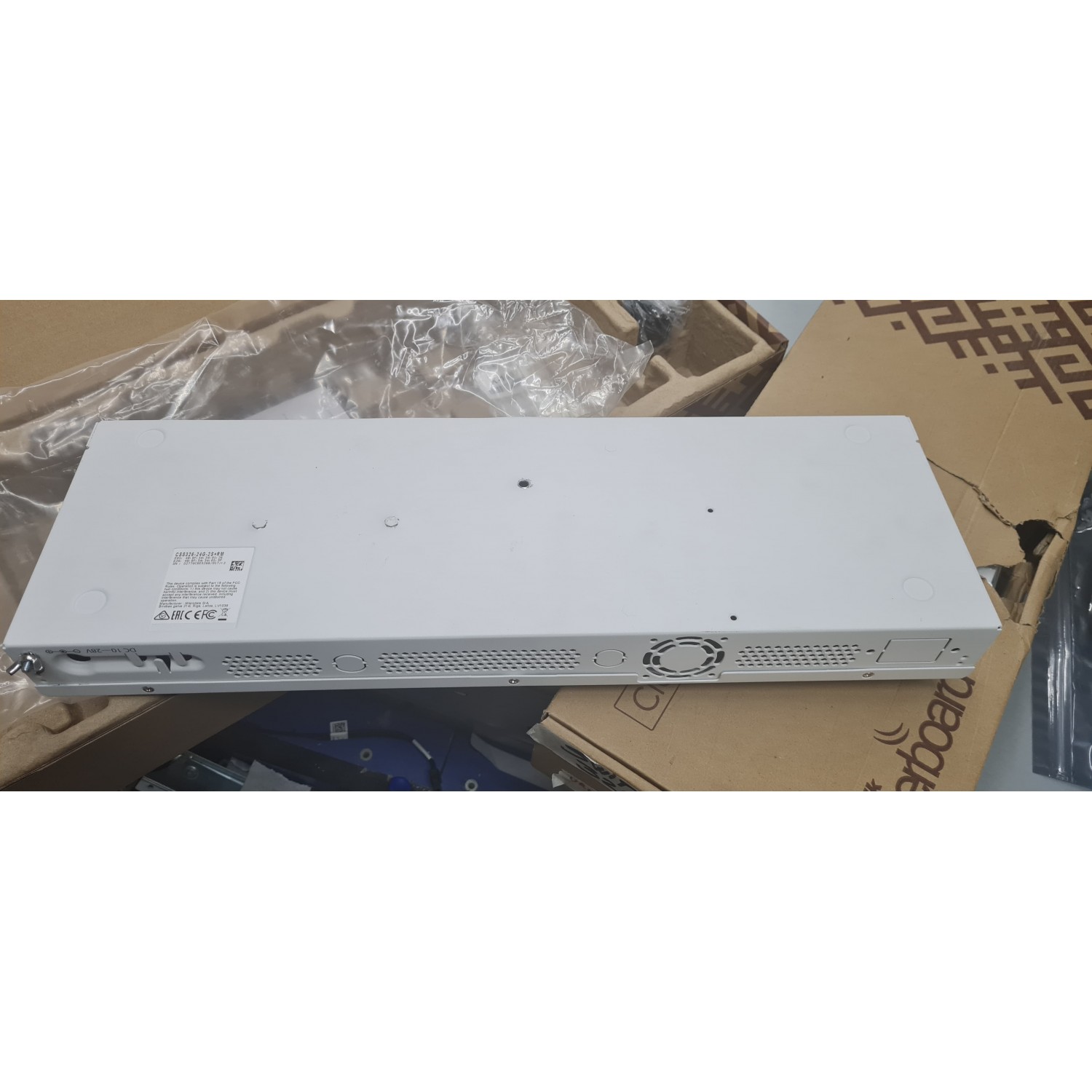 Switch nou MikroTik CSS326-24G-2S+RM 24porturi Gigabit si 2 porturi SFP+ GRAD A- (carcasa lovita ) Switch-uri
