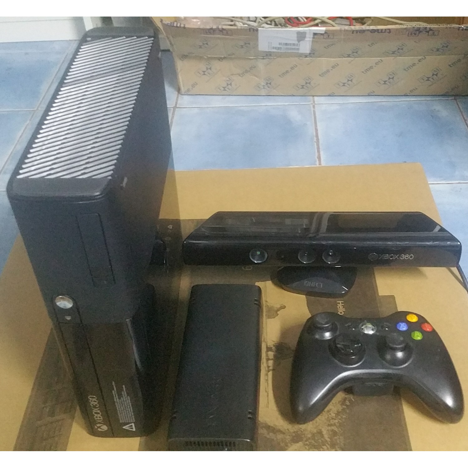 Consola XBOX 360E model 1538 cu 1 controller si Microsoft Xbox 360 Kinect 1473 Sensor