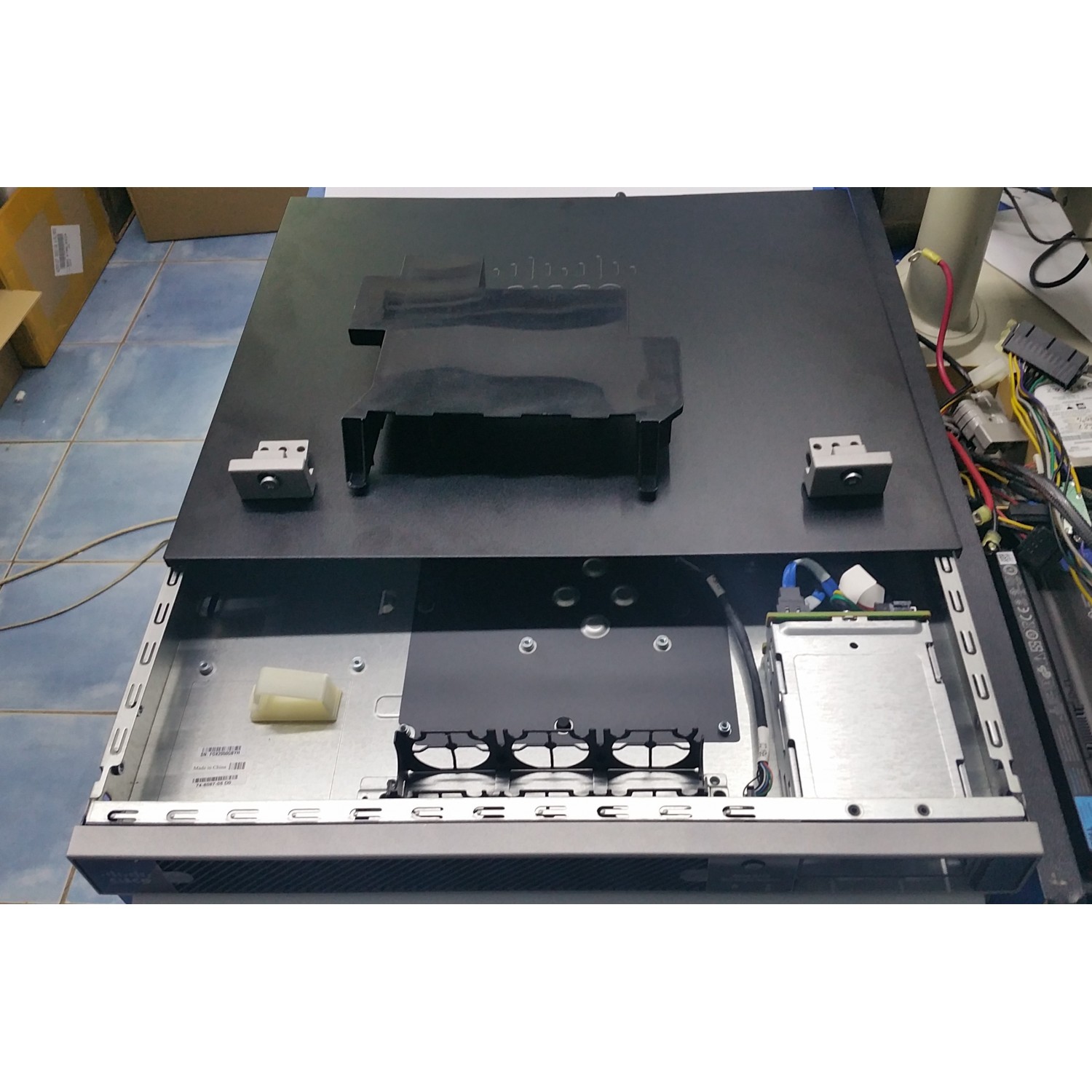 Carcasa noua 1U cu sine noi 69-2260-03 de montat in rack