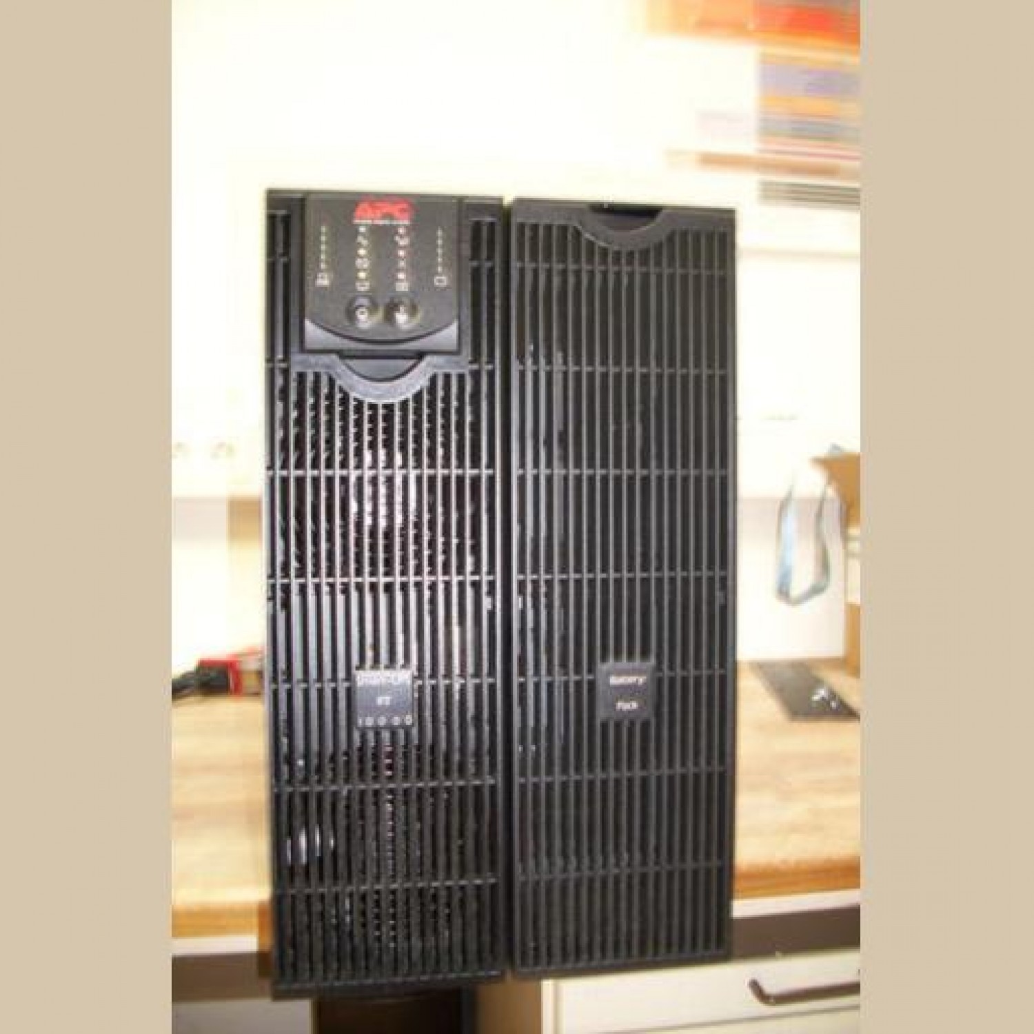 APC Smart UPS SURT8000XLI cu acumulatori noi compatibili UPS-uri Reconditionate