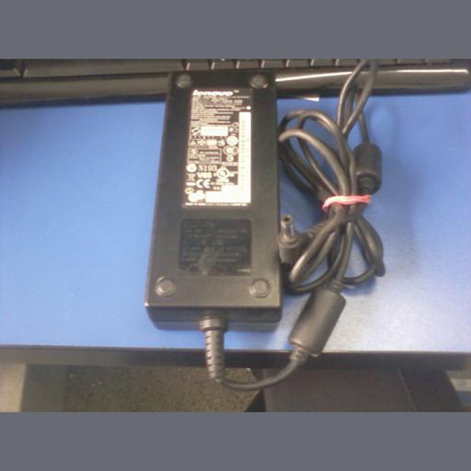 ALIMENTATOR LENOVO 19V 7.11A